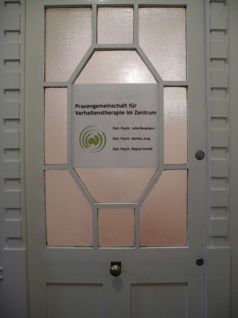 Eingangstür der Praxis mit dem Praxisschild