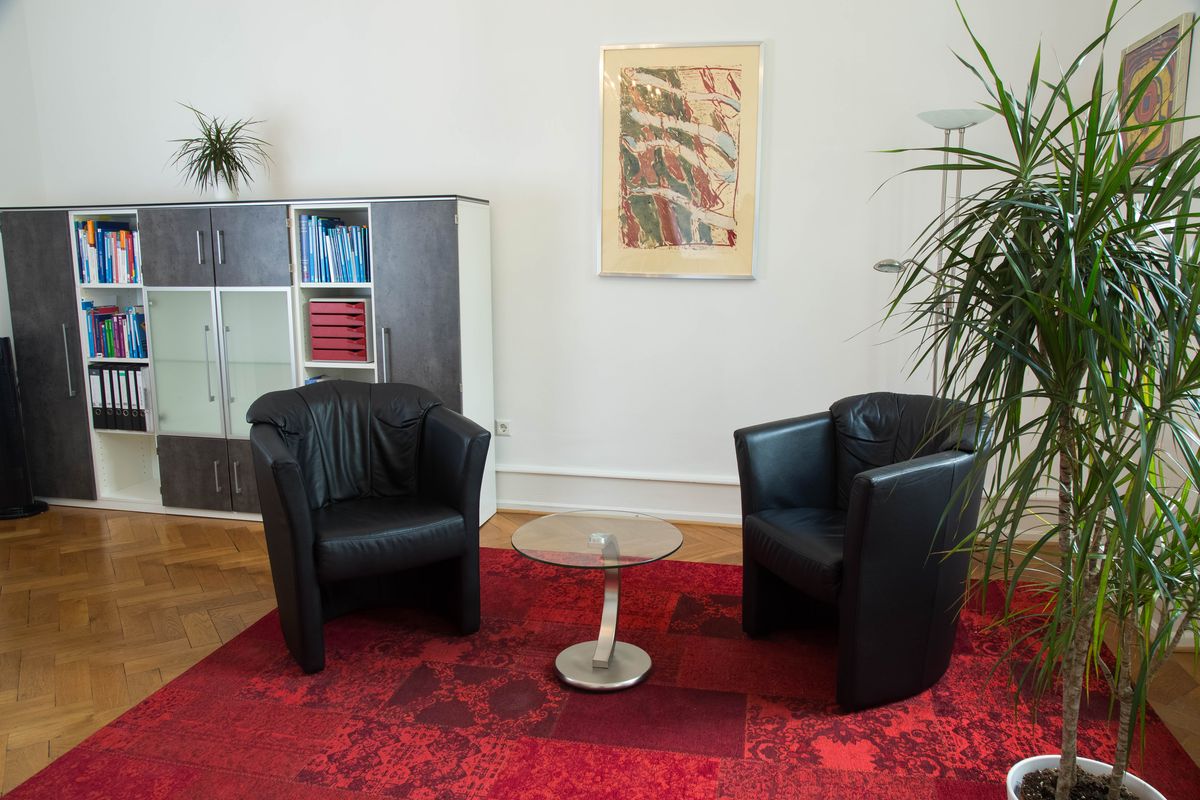 Praxiszimmer von Dipl.-Psych. Monika Jung mit zwei schwarzen Sesseln